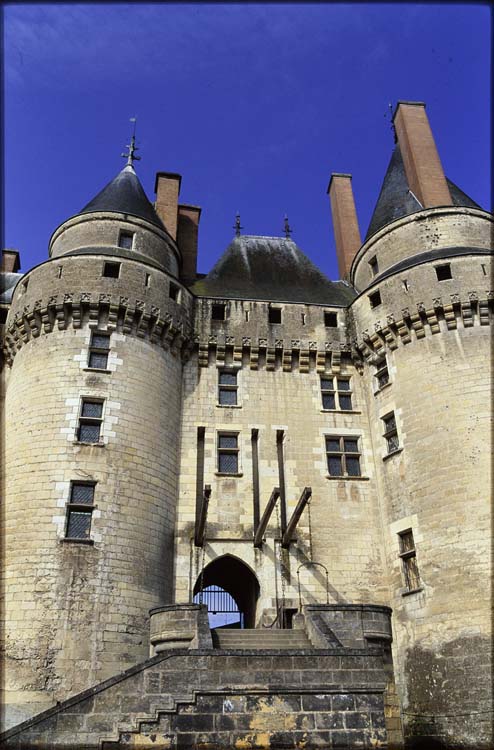 Façade est : châtelet d’entrée et pont-levis