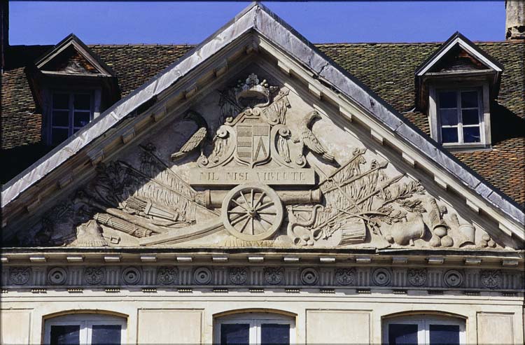 Façade est : fronton sculpté