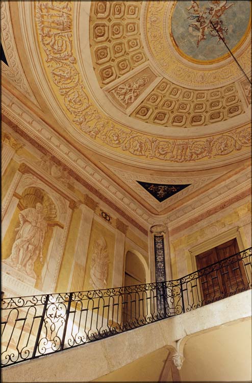 Vestibule : plafond de la cage d'escalier