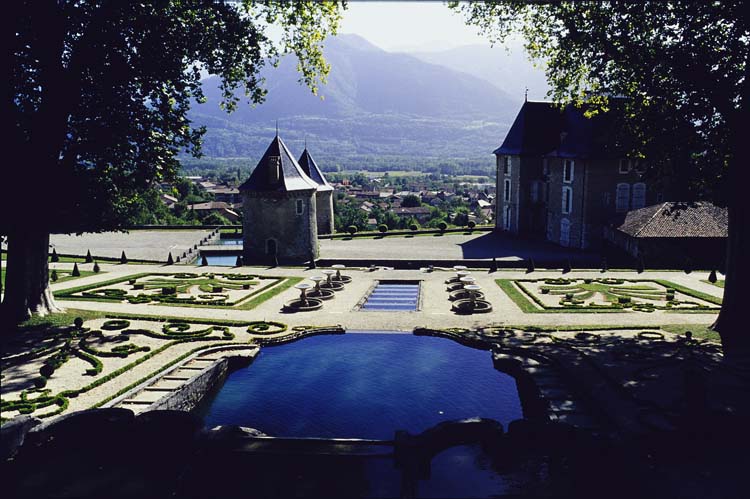 Jardins : bassins ; Château et tours à l’arrière-plan