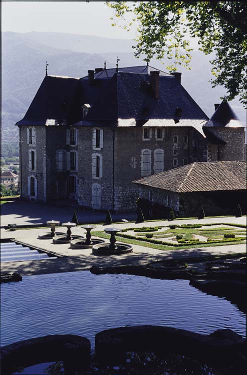 Façades nord et ouest ; Jardins : bassin