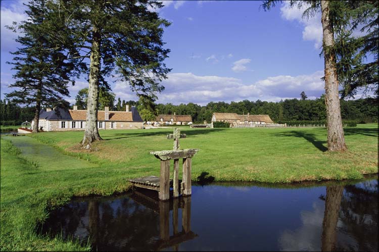 Vue générale du château et des communs ; Étang