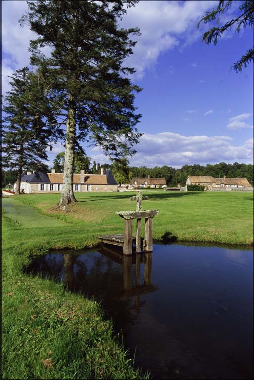 Vue générale du château et des communs ; Étang