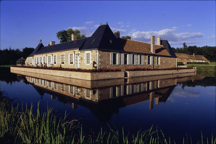 Façades ouest et sud ; Douves