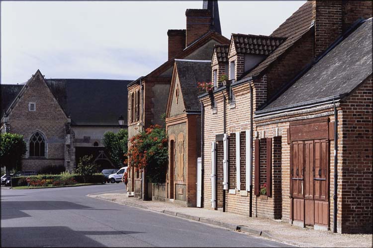 Vue d’ensemble de la rue de la République ; Église à l’arrière-plan