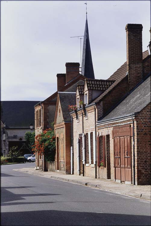 Vue d’ensemble de la rue de la République ; Église à l’arrière-plan