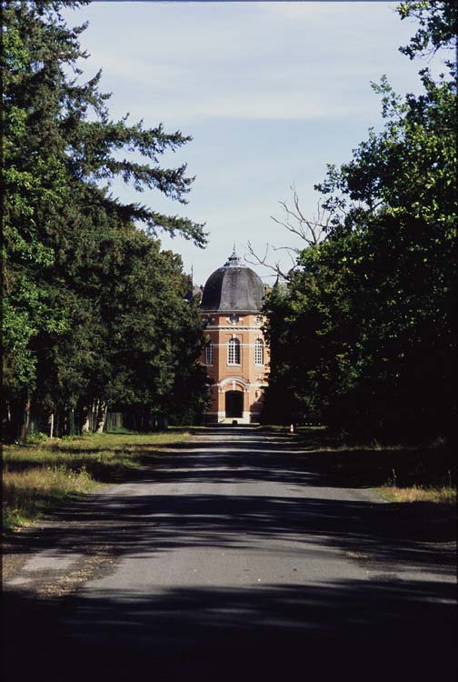 Façade sud : pavillon central vu depuis l’allée d’arbres