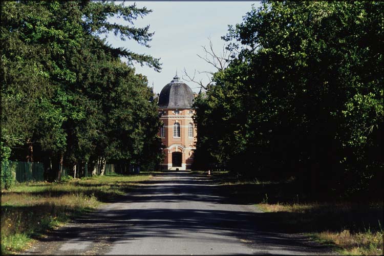 Façade sud : pavillon central vu depuis l’allée d’arbres