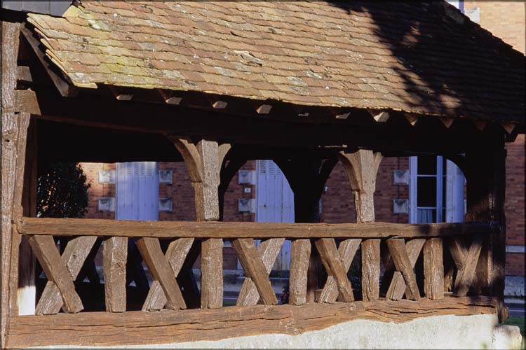 Façade ouest : porche ou caquetoire (détail)