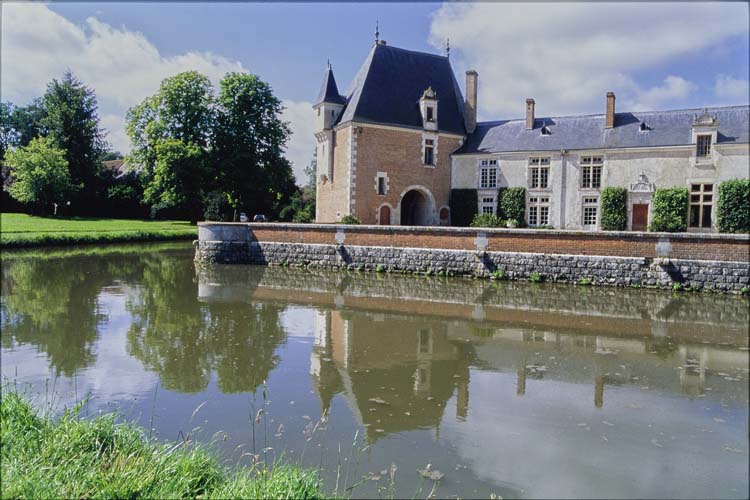 Façade est : pavillon sud ; Douves