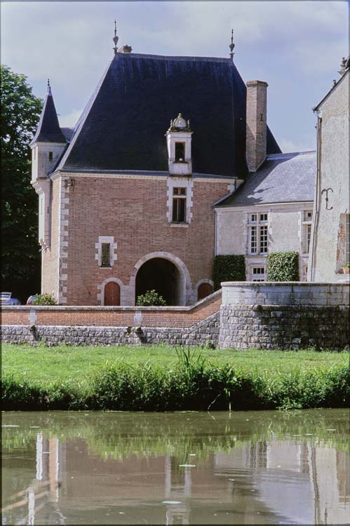 Façade est : pavillon sud ; Douves