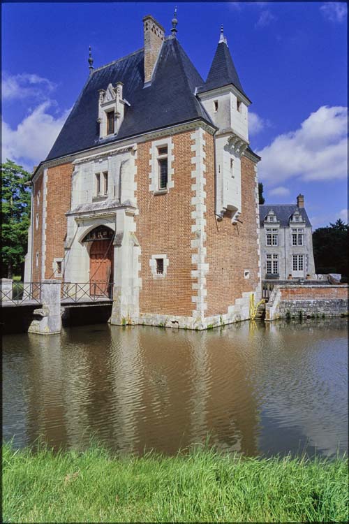 Façade sud : châtelet d'entrée ; Douves