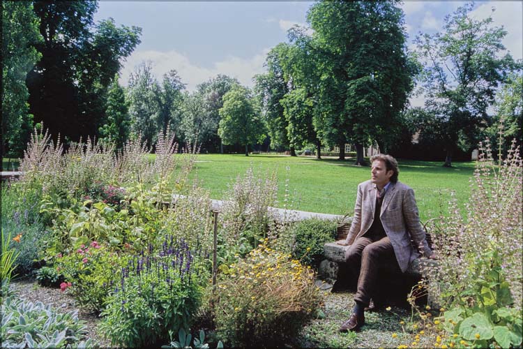 Portrait du propriétaire Olivier de Charsonville dans le jardin