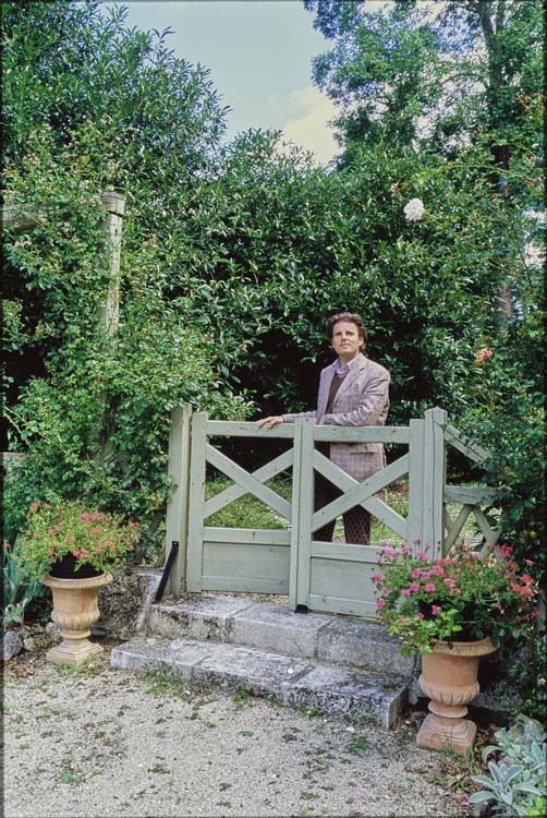 Portrait du propriétaire Olivier de Charsonville dans le jardin