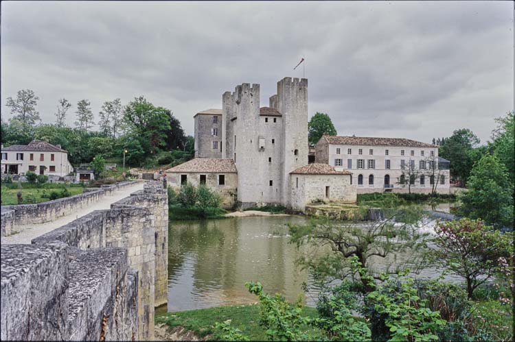 Vue générale du pont et du moulin