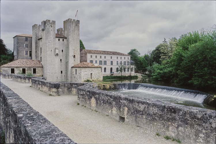 Vue d’ensemble du moulin depuis le pont