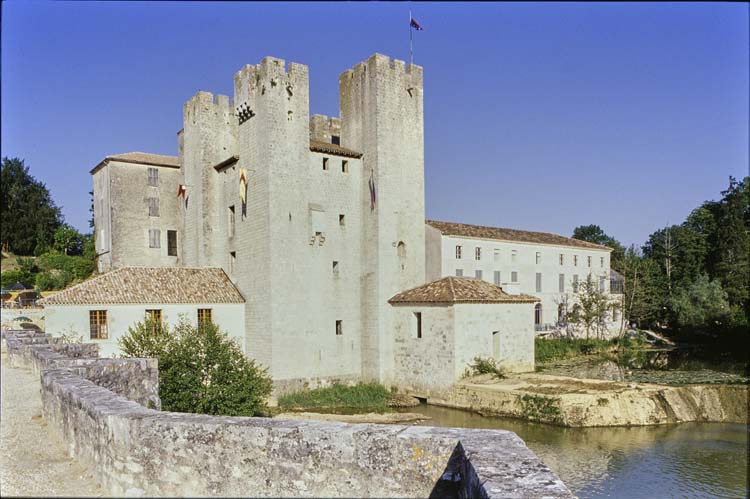 Vue d’ensemble du moulin depuis le pont