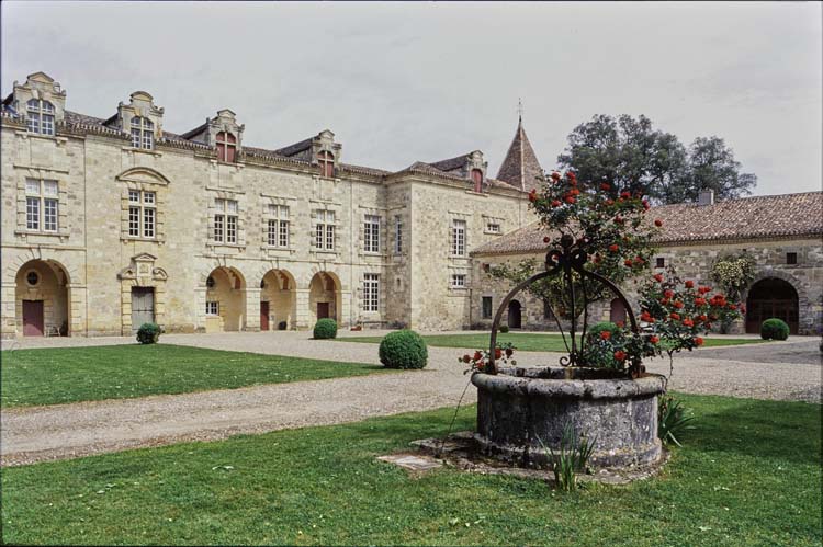 Façade sud-est ; Cour ; Puits