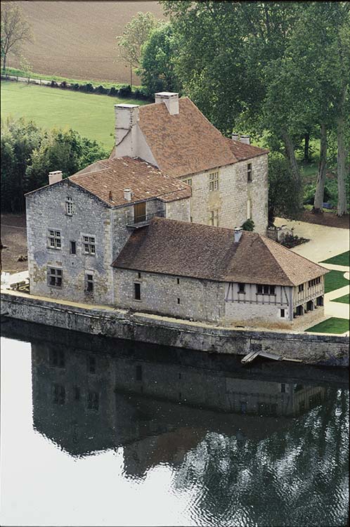 Vue d’ensemble du château et du Lot