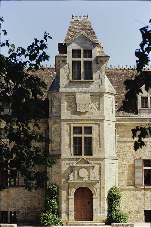 Façade sud sur cour : avant-corps central