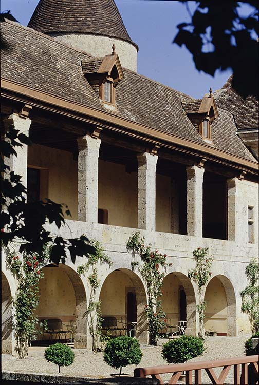 Aile ouest, façade est sur cour : loggia