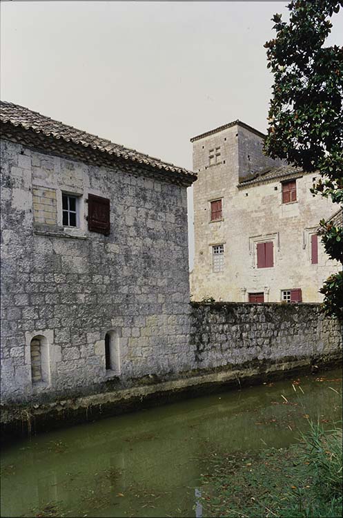 Pavillon nord-est ; Façade est du bâtiment central