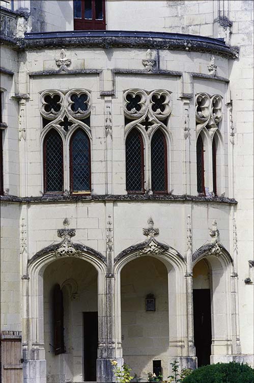 Cour, façades de l’angle nord-est : entrée