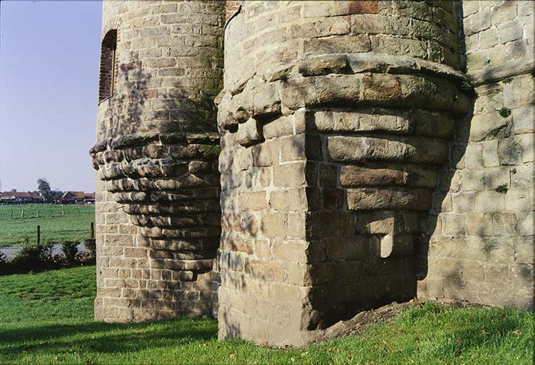 Façade : départ d'échauguette