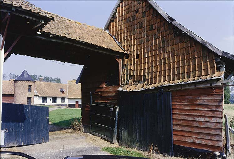 Communs : porche d'entrée