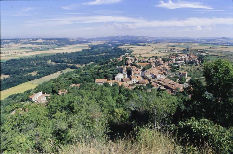 Vue générale de l’église et du village