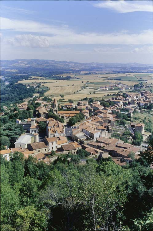 Vue générale de l’église et du village