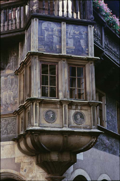 Façade sur rue : oriel d’angle