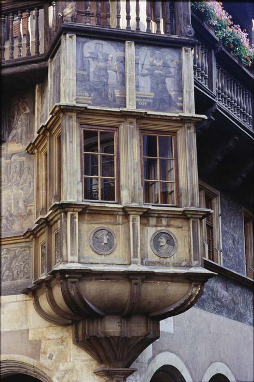 Façade sur rue : oriel d’angle