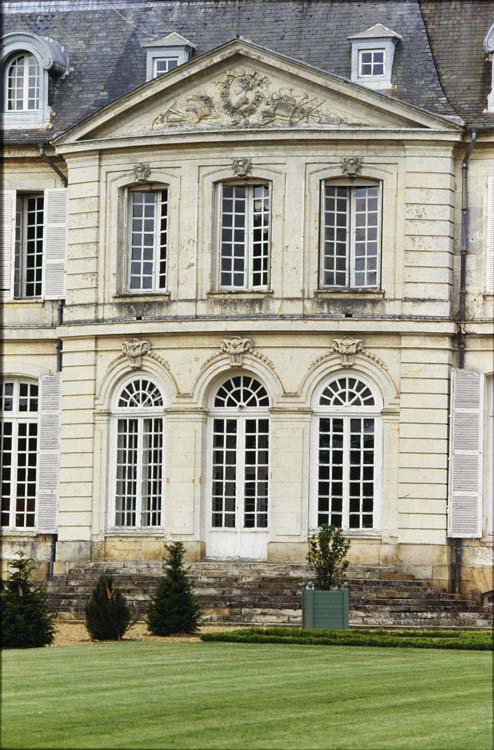 Façade sud sur jardin : avant-corps central