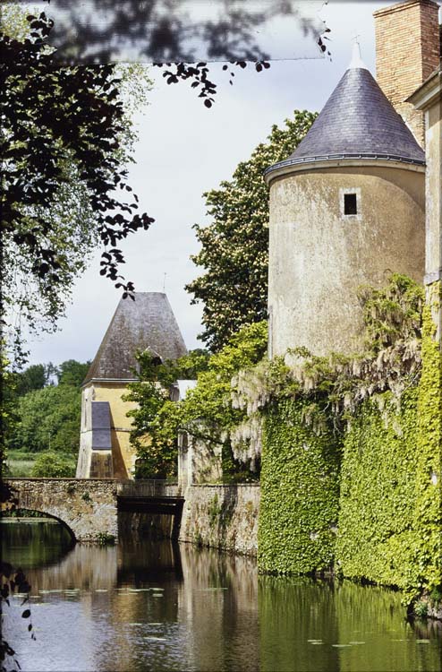 Façade ouest ; Tours ; Douves