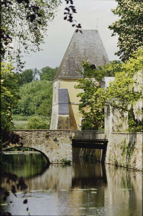 Façade ouest ; Tour nord ; Douves ; Pont