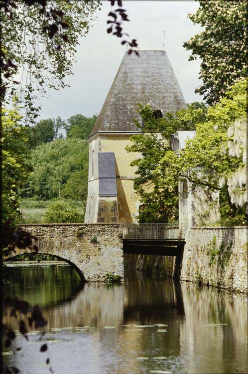 Façade ouest ; Tour nord ; Douves ; Pont