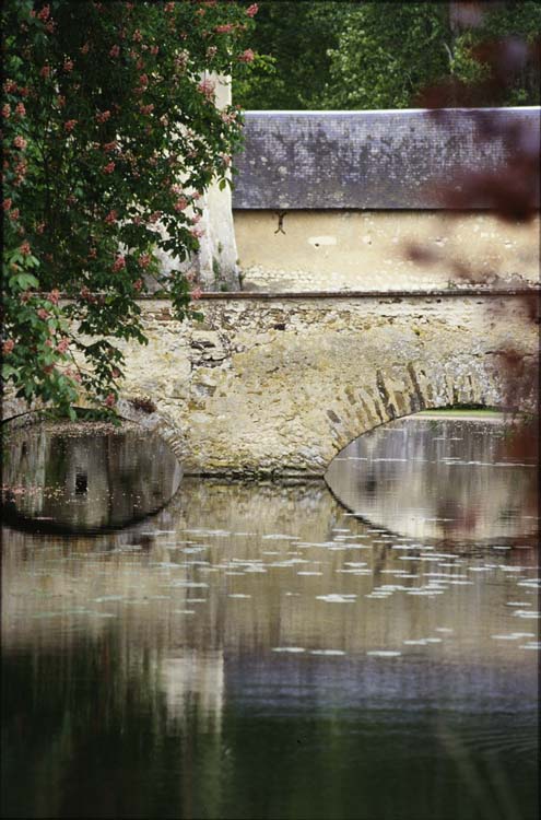 Façade est ; Douves ; Pont