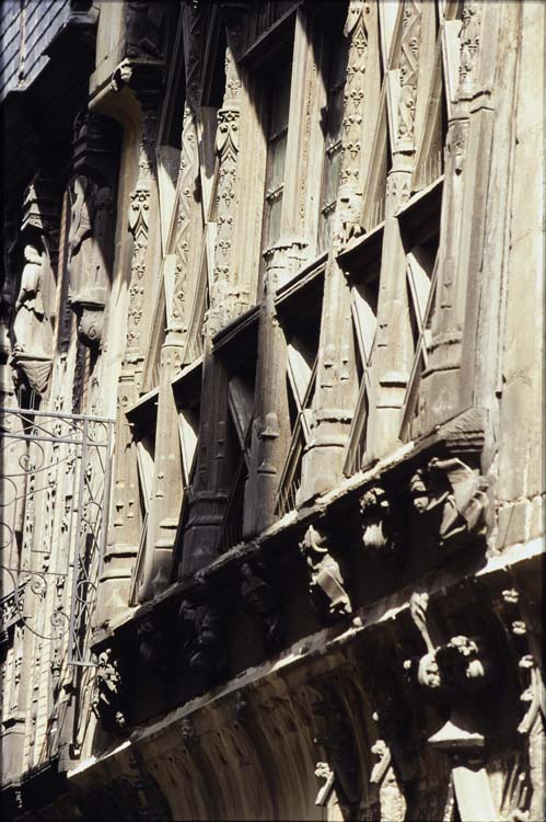 Façade sur rue : décor sculpté