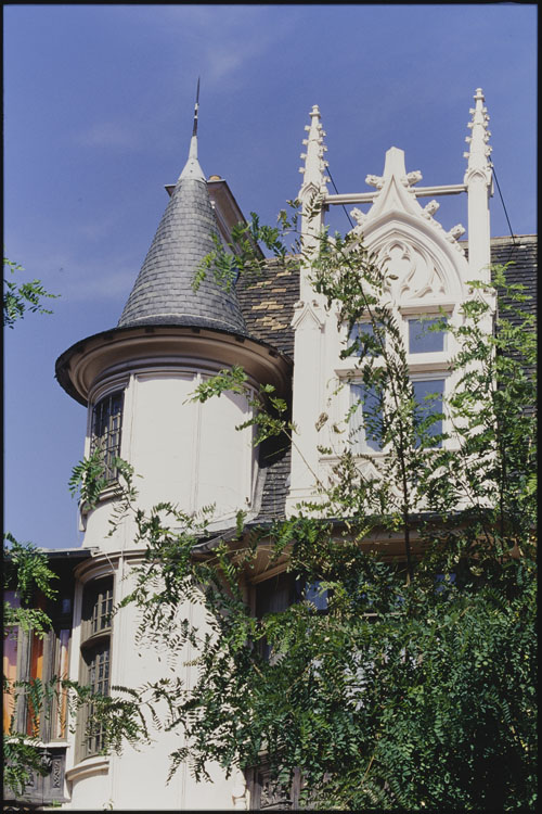 Façade : tourelle et lucarne