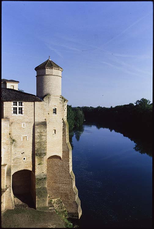 Église saint-Michel : façades ouest et sud sur le Tarn