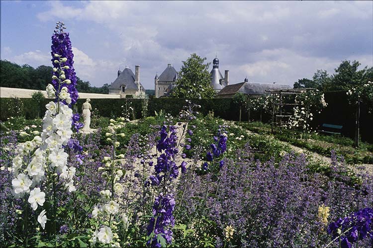 Jardin : parterre de fleurs ; Façade ouest du château à l’arrière-plan