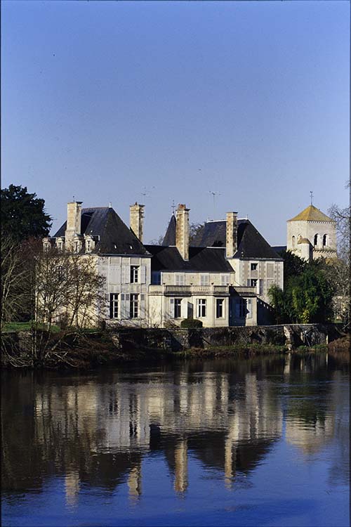 Façade est sur la Vienne ; Église Saint-Pierre à l’arrière-plan