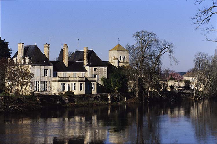 Façade est sur la Vienne ; Église Saint-Pierre à l’arrière-plan