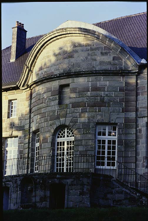 Façade sud-ouest : avant-corps central