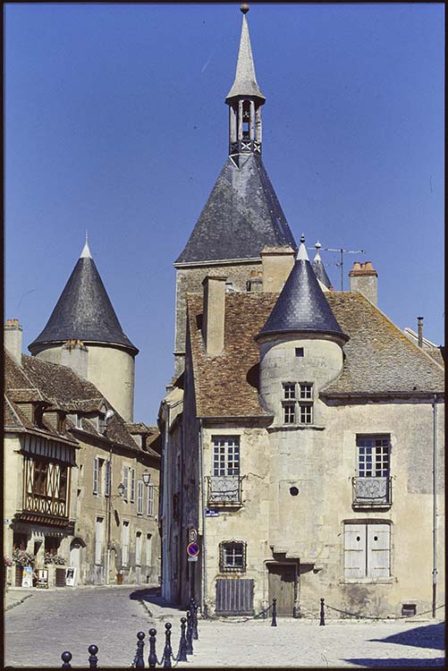 Façade sud sur la rue Saint-Lazare ; Maison à colombages rue Bocquillot et Tour de l’Horloge à l’arrière-plan