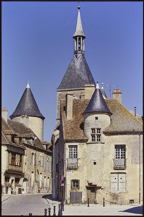 Façade sud sur la rue Saint-Lazare ; Maison à colombages rue Bocquillot et Tour de l’Horloge à l’arrière-plan