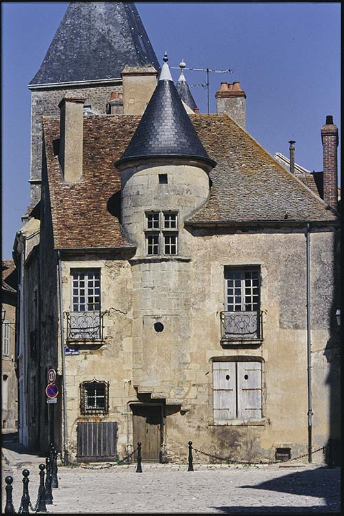 Façade sud sur la rue Saint-Lazare