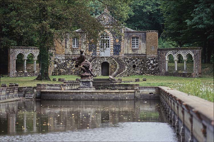 Parc : bassin dit Petit Miroir et statue ; Pavillon dit de la Chapelle