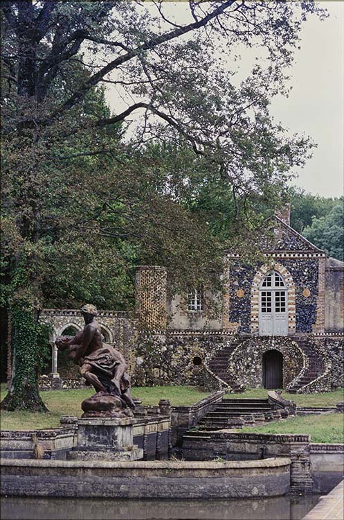 Parc : bassin dit Petit Miroir et statue ; Pavillon dit de la Chapelle